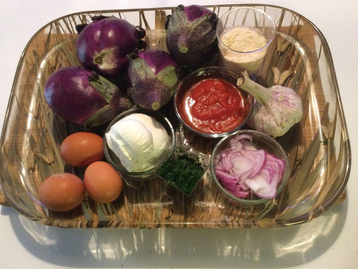 Ingredienti della pizza di melanzane in padella
