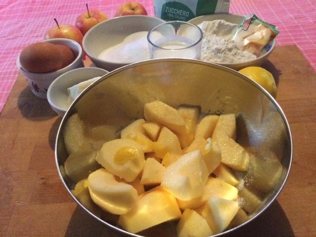 prima fase, tagliare le mele a fette
