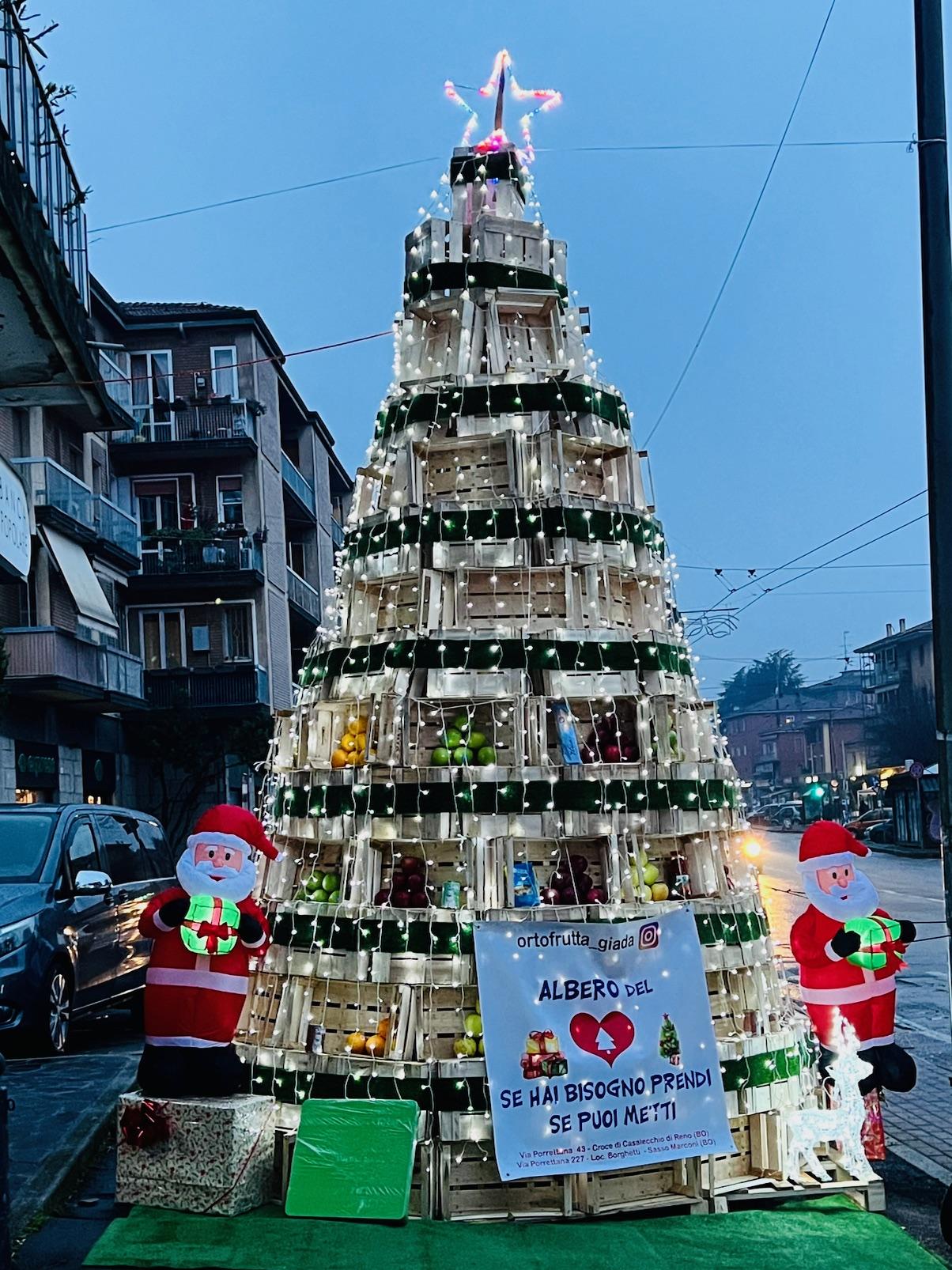 Donna all'albero del Cuore by night
