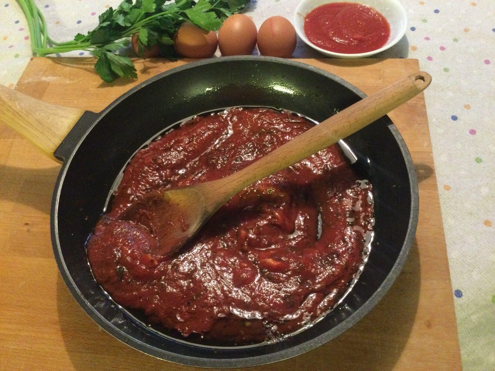 Uova al pomodoro il sugo