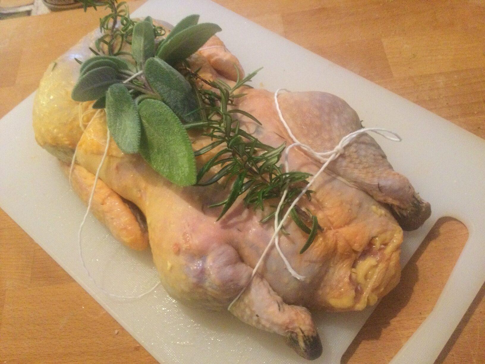 Faraona ripiena al forno pronta per il forno