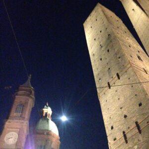 torre Garisenda a Bologna notturno