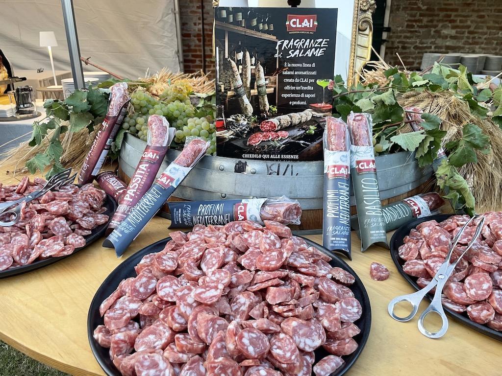 Un autunno all’insegna di novità nel mondo delle carni fresche, CLAI presenta tre specialità pronte all’uso Nel 2025 la CLAI ha lanciato Fragranze di salame, una linea di salumi aromatizzati, frutto di una lunga ricerca, ed ora a meno di un anno un’altra novità. Sono già in distribuzione nei banchi della grande distribuzione i nuovi prodotti freschi di carne 100% italiana. Si tratta di hamburger, mini hamburger di bovino e suino macinati. A questi si aggiungono i tramezzini che sono ripieni di prosciutto cotto e formaggio. Prodotti freschi e pronti all’uso che, grazie alla collaborazione con la CEM, azienda specializzata nel confezionamento, possono essere utilizzati nell’arco di una settimana o più, a seconda della tipologia. Ecco le novità L’hamburger singolo ha un peso di 150 grammi, viene confezionato su un vassoio a cartoncino certificato FSC e ha una shelf life pari a 17 giorni. I mini hamburger sono venduti in confezione da sei, per un totale di 210 grammi e hanno una durata di nove giorni. Infine i tramezzini ripieni di prosciutto cotto e formaggio sono due in ogni confezione e in frigo nel packaging film ii ATP si conservano per otto giorni. Ora non resta che assaggiarli.
