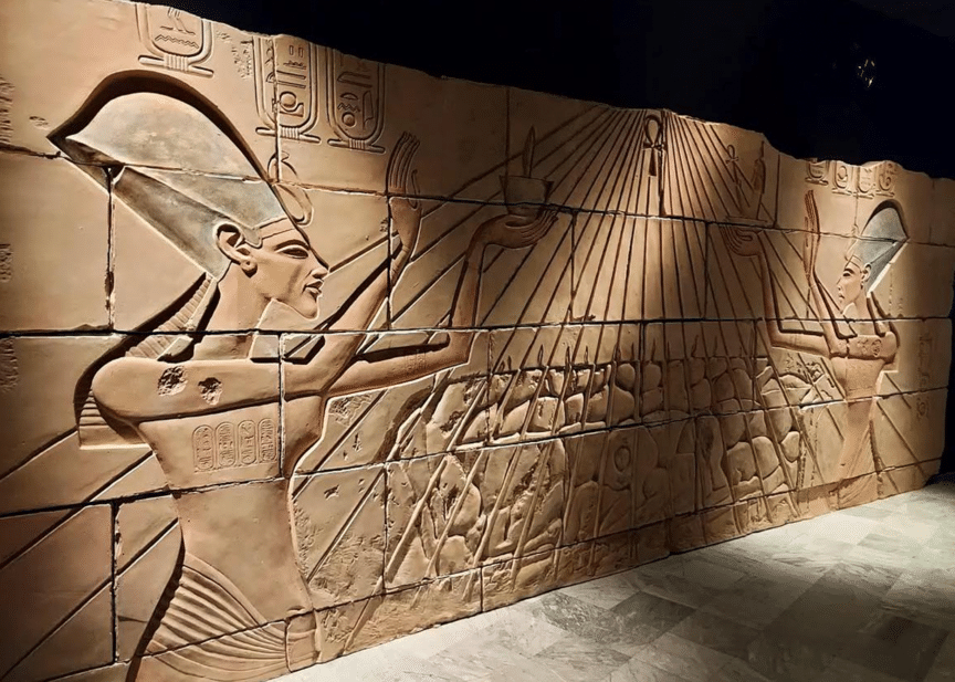 Dettaglio Akhenaton e Nefertiti