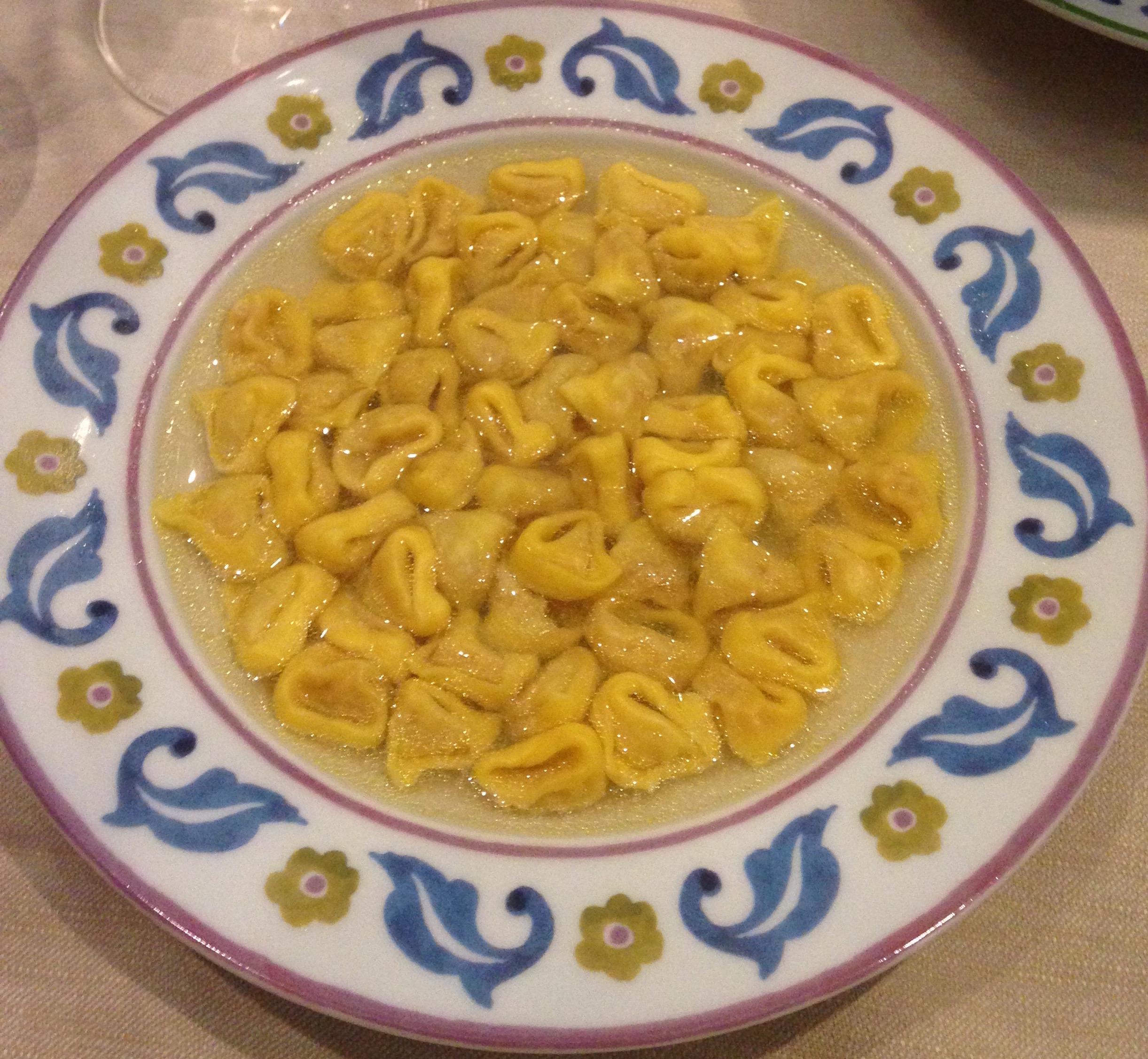 Piatto di tortellini in brodo